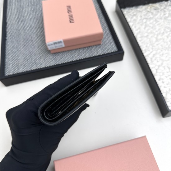 160 No. 510 brand miu miu color black pink blue red brown size 10852 description miumiu counter the latest models hot debut of the use of head layer lambskin exquisite workmanship comparable to the counter multifunctional small wallet compartments are ric