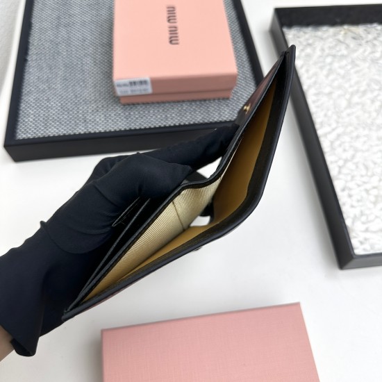 160 No. 510 brand miu miu color black pink blue red brown size 10852 description miumiu counter the latest models hot debut of the use of head layer lambskin exquisite workmanship comparable to the counter multifunctional small wallet compartments are ric