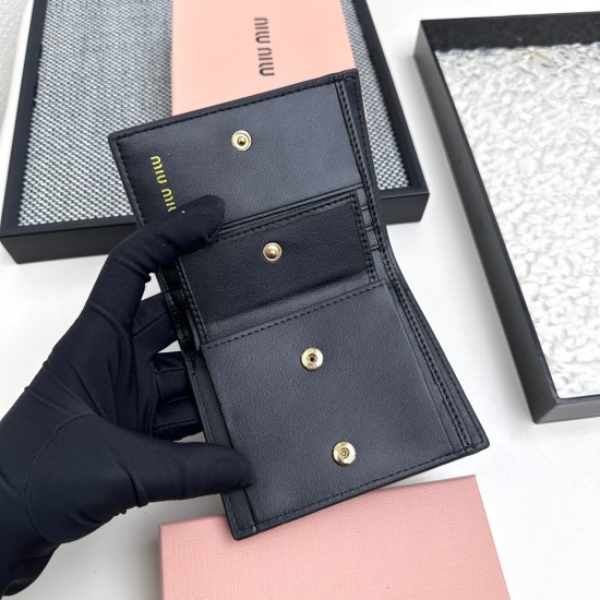 160 No. 510 brand miu miu color black pink blue red brown size 10852 description miumiu counter the latest models hot debut of the use of head layer lambskin exquisite workmanship comparable to the counter multifunctional small wallet compartments are ric