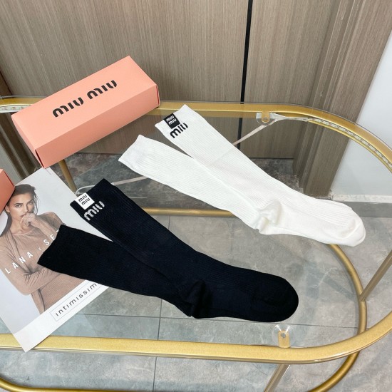99 with packaging a box of two pairs of MIUMIU Miao super pop models net red socks M official website synchronization knitted letters calf socks ins star net red recommended hot to the extreme cotton material thin soft breathable four seasons universal Eu