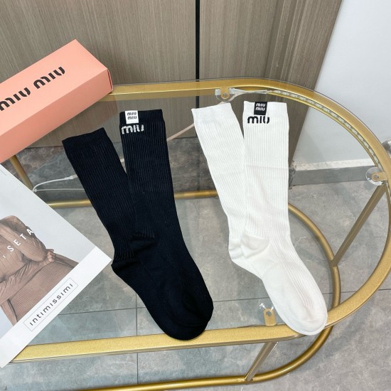 99 with packaging a box of two pairs of MIUMIU Miao super pop models net red socks M official website synchronization knitted letters calf socks ins star net red recommended hot to the extreme cotton material thin soft breathable four seasons universal Eu