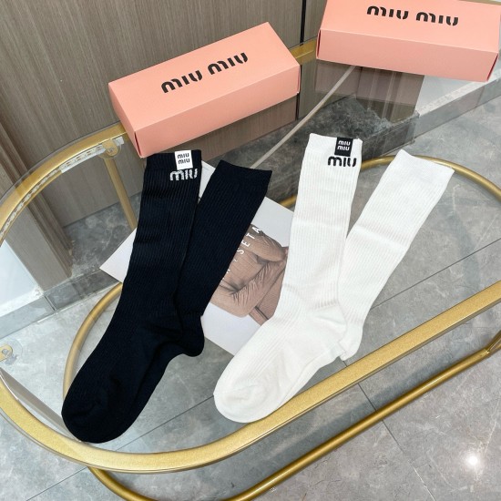 99 with packaging a box of two pairs of MIUMIU Miao super pop models net red socks M official website synchronization knitted letters calf socks ins star net red recommended hot to the extreme cotton material thin soft breathable four seasons universal Eu