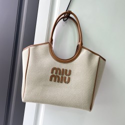380 M in size canvas with brown dimensional spot MIUMIU 24ss canvas with leather show models armpit bag beige canvas color scheme fresh and pure at a glance looks like a high-level oil painting bag exudes intoxicating competent not embellished with brown 