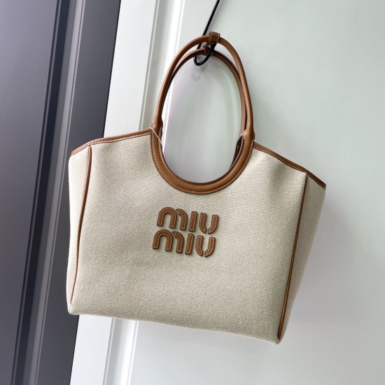 380 M in size canvas with brown dimensional spot MIUMIU 24ss canvas with leather show models armpit bag beige canvas color scheme fresh and pure at a glance looks like a high-level oil painting bag exudes intoxicating competent not embellished with brown 