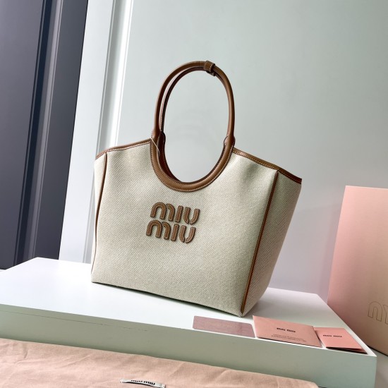 380 M in size canvas with brown dimensional spot MIUMIU 24ss canvas with leather show models armpit bag beige canvas color scheme fresh and pure at a glance looks like a high-level oil painting bag exudes intoxicating competent not embellished with brown 
