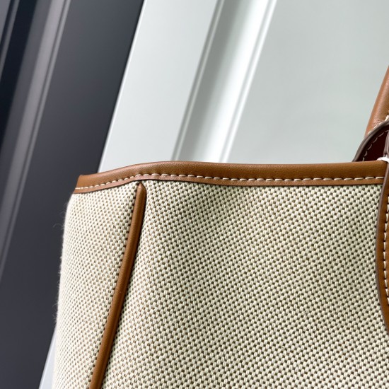 380 M in size canvas with brown dimensional spot MIUMIU 24ss canvas with leather show models armpit bag beige canvas color scheme fresh and pure at a glance looks like a high-level oil painting bag exudes intoxicating competent not embellished with brown 