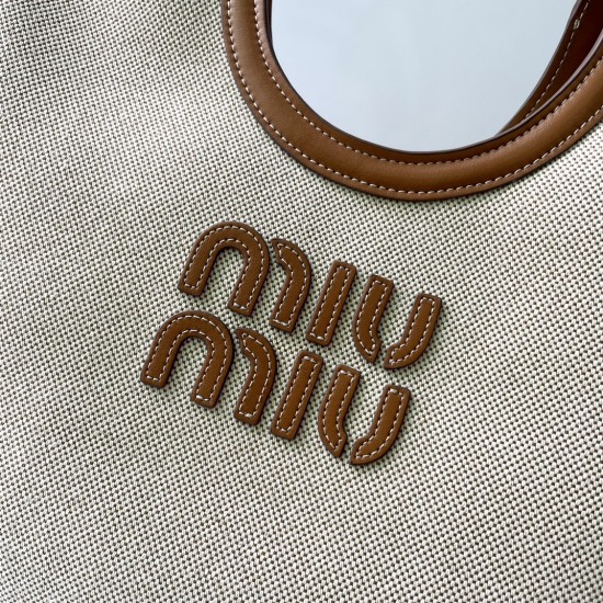 380 M in size canvas with brown dimensional spot MIUMIU 24ss canvas with leather show models armpit bag beige canvas color scheme fresh and pure at a glance looks like a high-level oil painting bag exudes intoxicating competent not embellished with brown 