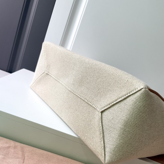 380 M in size canvas with brown dimensional spot MIUMIU 24ss canvas with leather show models armpit bag beige canvas color scheme fresh and pure at a glance looks like a high-level oil painting bag exudes intoxicating competent not embellished with brown 