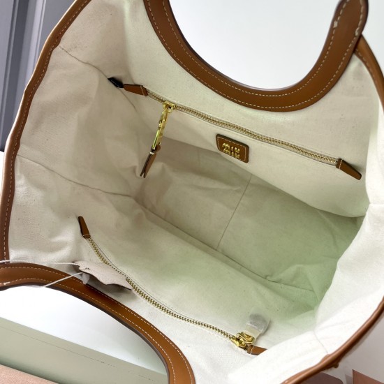 380 M in size canvas with brown dimensional spot MIUMIU 24ss canvas with leather show models armpit bag beige canvas color scheme fresh and pure at a glance looks like a high-level oil painting bag exudes intoxicating competent not embellished with brown 