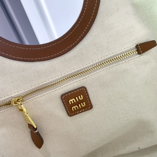 380 M in size canvas with brown dimensional spot MIUMIU 24ss canvas with leather show models armpit bag beige canvas color scheme fresh and pure at a glance looks like a high-level oil painting bag exudes intoxicating competent not embellished with brown 
