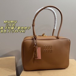 420 with box size 3524 MIUMIU Miu Miu briefcase sisters recently really is the world of miumiu ah Miumiu this briefcase I directly a second to take the hand carry armpit are absolutely absolute son of a whole girl sense of propriety to come can also diy c
