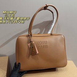 420 with box size 3524 MIUMIU Miu Miu briefcase sisters recently really is the world of miumiu ah Miumiu this briefcase I directly a second to take the hand carry armpit are absolutely absolute son of a whole girl sense of propriety to come can also diy c