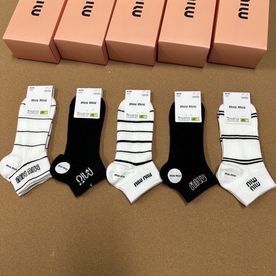 80 Miumiu Miu new women's socks in a box of five pairs of jacquard classic miumiu letters breathable soft and comfortable ultra-hot small single product big brand out of the street hipster must-have super good match