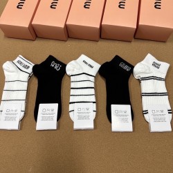 80 Miumiu Miu new women's socks in a box of five pairs of jacquard classic miumiu letters breathable soft and comfortable ultra-hot small single product big brand out of the street hipster must-have super good match