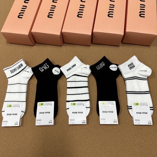80 Miumiu Miu new women's socks in a box of five pairs of jacquard classic miumiu letters breathable soft and comfortable ultra-hot small single product big brand out of the street hipster must-have super good match