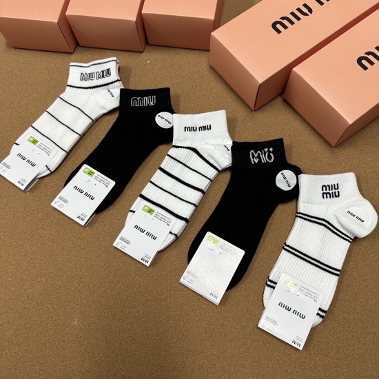 80 Miumiu Miu new women's socks in a box of five pairs of jacquard classic miumiu letters breathable soft and comfortable ultra-hot small single product big brand out of the street hipster must-have super good match