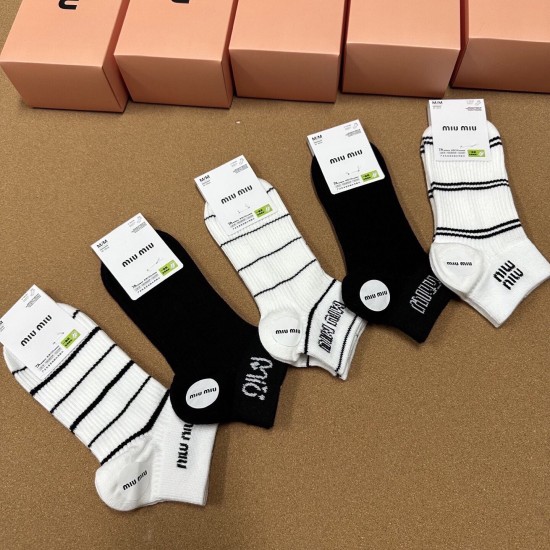 80 Miumiu Miu new women's socks in a box of five pairs of jacquard classic miumiu letters breathable soft and comfortable ultra-hot small single product big brand out of the street hipster must-have super good match
