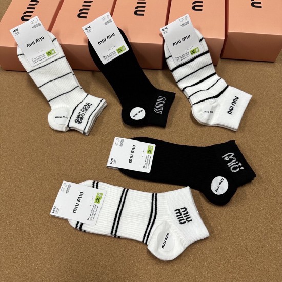 80 Miumiu Miu new women's socks in a box of five pairs of jacquard classic miumiu letters breathable soft and comfortable ultra-hot small single product big brand out of the street hipster must-have super good match