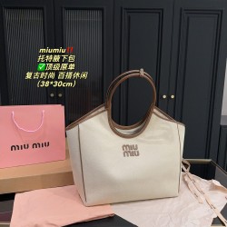420 top original single with box size 3830Miumiu Tote underarm bag is too suitable for autumn and winter no color directly to my beautiful tears the designer this brain is too powerful how to improve the retro fashion cute to the fall of the knit and coat