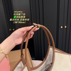 420 top original single with box size 3830Miumiu Tote underarm bag is too suitable for autumn and winter no color directly to my beautiful tears the designer this brain is too powerful how to improve the retro fashion cute to the fall of the knit and coat