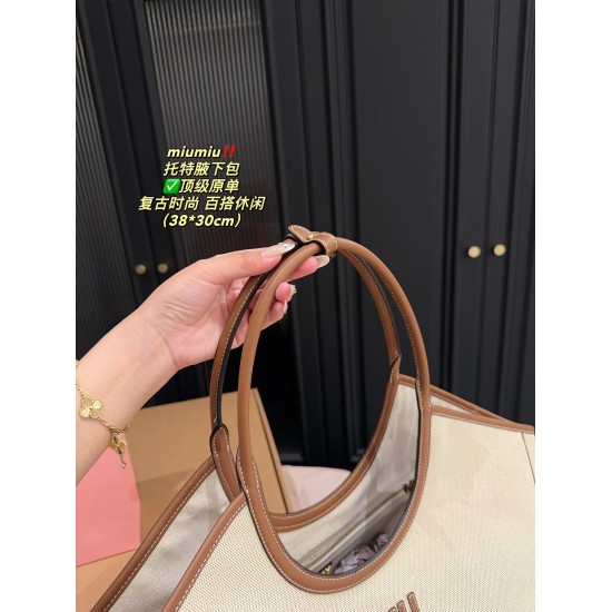 420 top original single with box size 3830Miumiu Tote underarm bag is too suitable for autumn and winter no color directly to my beautiful tears the designer this brain is too powerful how to improve the retro fashion cute to the fall of the knit and coat