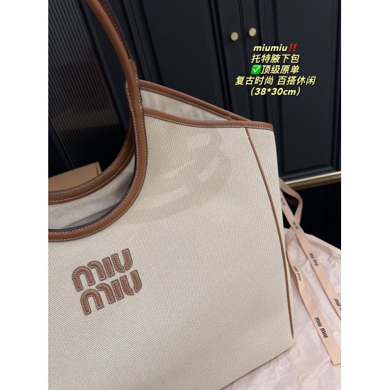 420 top original single with box size 3830Miumiu Tote underarm bag is too suitable for autumn and winter no color directly to my beautiful tears the designer this brain is too powerful how to improve the retro fashion cute to the fall of the knit and coat