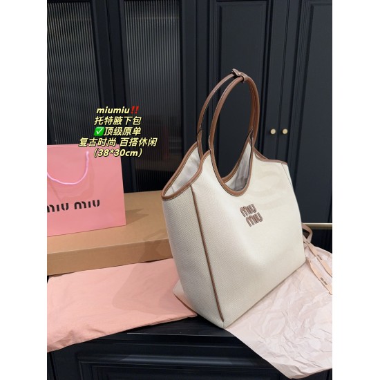 420 top original single with box size 3830Miumiu Tote underarm bag is too suitable for autumn and winter no color directly to my beautiful tears the designer this brain is too powerful how to improve the retro fashion cute to the fall of the knit and coat