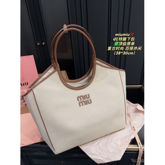 420 top original single with box size 3830Miumiu Tote underarm bag is too suitable for autumn and winter no color directly to my beautiful tears the designer this brain is too powerful how to improve the retro fashion cute to the fall of the knit and coat