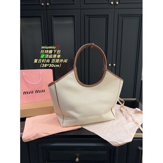 420 top original single with box size 3830Miumiu Tote underarm bag is too suitable for autumn and winter no color directly to my beautiful tears the designer this brain is too powerful how to improve the retro fashion cute to the fall of the knit and coat