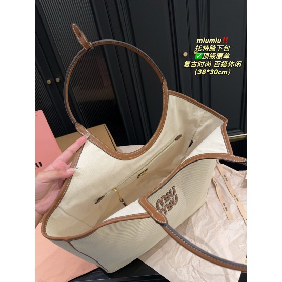 420 top original single with box size 3830Miumiu Tote underarm bag is too suitable for autumn and winter no color directly to my beautiful tears the designer this brain is too powerful how to improve the retro fashion cute to the fall of the knit and coat