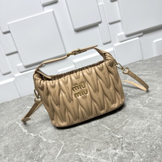 330 miumiu limited lunch box bag I have to say that miu this year is really on fire unparalleled limited new series of one of the lunch box bag is also too good-looking casually with a short-sleeved T or versatile good-looking playful and lovely weight ul