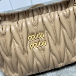 330 miumiu limited lunch box bag I have to say that miu this year is really on fire unparalleled limited new series of one of the lunch box bag is also too good-looking casually with a short-sleeved T or versatile good-looking playful and lovely weight ul