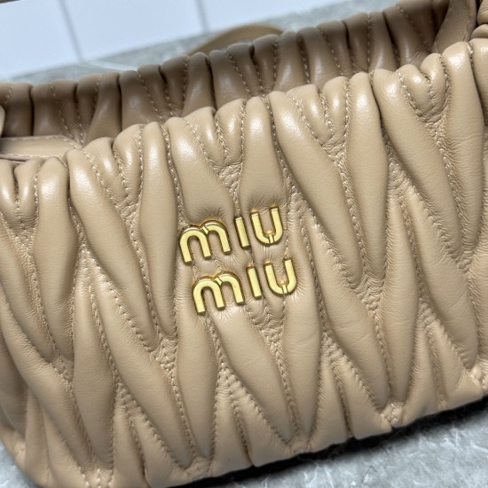 330 miumiu limited lunch box bag I have to say that miu this year is really on fire unparalleled limited new series of one of the lunch box bag is also too good-looking casually with a short-sleeved T or versatile good-looking playful and lovely weight ul