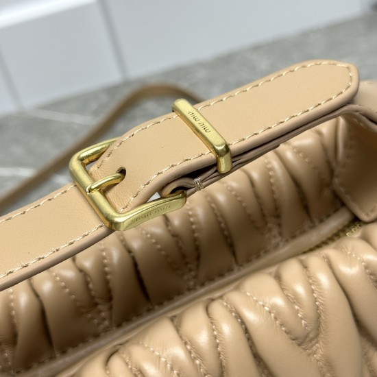 330 miumiu limited lunch box bag I have to say that miu this year is really on fire unparalleled limited new series of one of the lunch box bag is also too good-looking casually with a short-sleeved T or versatile good-looking playful and lovely weight ul