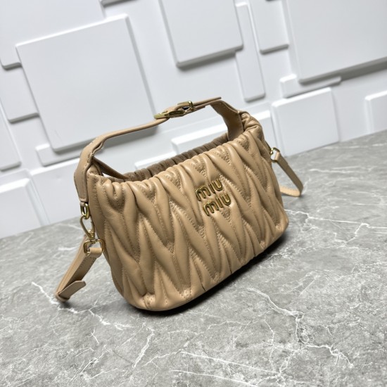 330 miumiu limited lunch box bag I have to say that miu this year is really on fire unparalleled limited new series of one of the lunch box bag is also too good-looking casually with a short-sleeved T or versatile good-looking playful and lovely weight ul