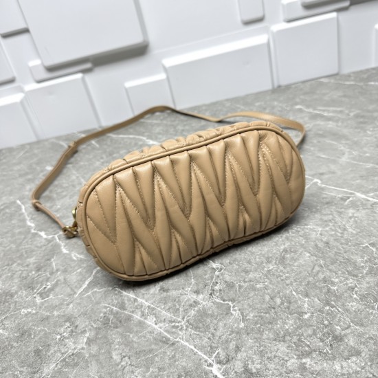 330 miumiu limited lunch box bag I have to say that miu this year is really on fire unparalleled limited new series of one of the lunch box bag is also too good-looking casually with a short-sleeved T or versatile good-looking playful and lovely weight ul