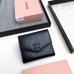 160 No. 510 brand miu miu color black pink blue red brown size 10852 description miumiu counter the latest models hot debut using the first layer of lambskin exquisite workmanship baking process comparable to the counter multifunctional small wallet insid