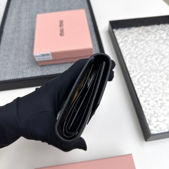 160 No. 510 brand miu miu color black pink blue red brown size 10852 description miumiu counter the latest models hot debut using the first layer of lambskin exquisite workmanship baking process comparable to the counter multifunctional small wallet insid