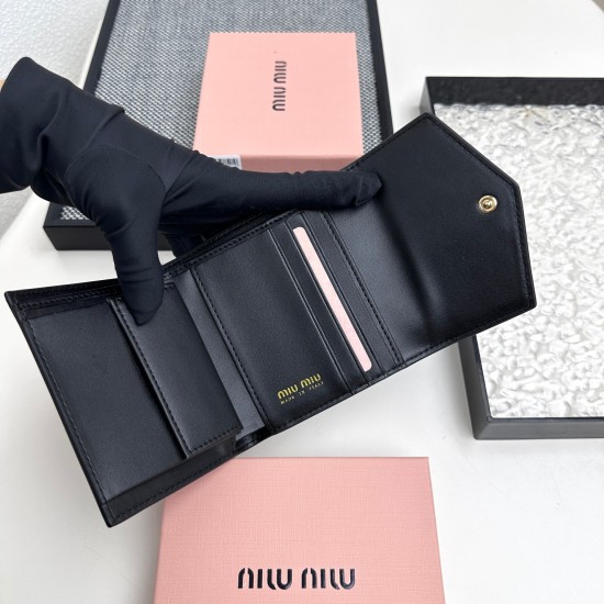 160 No. 510 brand miu miu color black pink blue red brown size 10852 description miumiu counter the latest models hot debut using the first layer of lambskin exquisite workmanship baking process comparable to the counter multifunctional small wallet insid