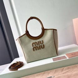 360 M home small canvas spelling brown dimensional spot MIUMIU 24ss canvas spelling leather show models armpit bag beige canvas color scheme fresh and pure at a glance looks like a high-level oil painting bag exudes intoxicating competence did not embelli