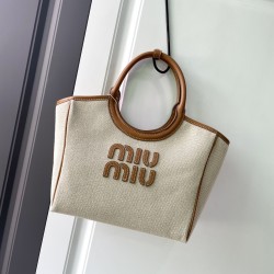 360 M home small canvas spelling brown dimensional spot MIUMIU 24ss canvas spelling leather show models armpit bag beige canvas color scheme fresh and pure at a glance looks like a high-level oil painting bag exudes intoxicating competence did not embelli