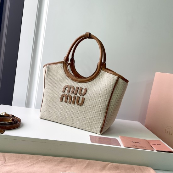 360 M home small canvas spelling brown dimensional spot MIUMIU 24ss canvas spelling leather show models armpit bag beige canvas color scheme fresh and pure at a glance looks like a high-level oil painting bag exudes intoxicating competence did not embelli