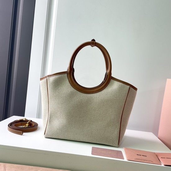 360 M home small canvas spelling brown dimensional spot MIUMIU 24ss canvas spelling leather show models armpit bag beige canvas color scheme fresh and pure at a glance looks like a high-level oil painting bag exudes intoxicating competence did not embelli