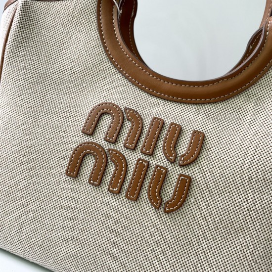 360 M home small canvas spelling brown dimensional spot MIUMIU 24ss canvas spelling leather show models armpit bag beige canvas color scheme fresh and pure at a glance looks like a high-level oil painting bag exudes intoxicating competence did not embelli