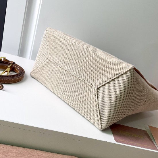 360 M home small canvas spelling brown dimensional spot MIUMIU 24ss canvas spelling leather show models armpit bag beige canvas color scheme fresh and pure at a glance looks like a high-level oil painting bag exudes intoxicating competence did not embelli