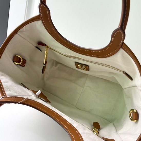 360 M home small canvas spelling brown dimensional spot MIUMIU 24ss canvas spelling leather show models armpit bag beige canvas color scheme fresh and pure at a glance looks like a high-level oil painting bag exudes intoxicating competence did not embelli