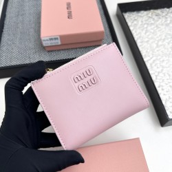 160 No. 511 brand miu miu color black pink blue red brown size 10852 description miumiu counter the latest models hot debut using the first layer of lambskin exquisite workmanship baking process comparable to the counter multi-functional wallet inside the