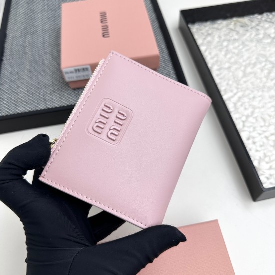 160 No. 511 brand miu miu color black pink blue red brown size 10852 description miumiu counter the latest models hot debut using the first layer of lambskin exquisite workmanship baking process comparable to the counter multi-functional wallet inside the