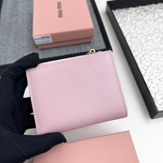 160 No. 511 brand miu miu color black pink blue red brown size 10852 description miumiu counter the latest models hot debut using the first layer of lambskin exquisite workmanship baking process comparable to the counter multi-functional wallet inside the
