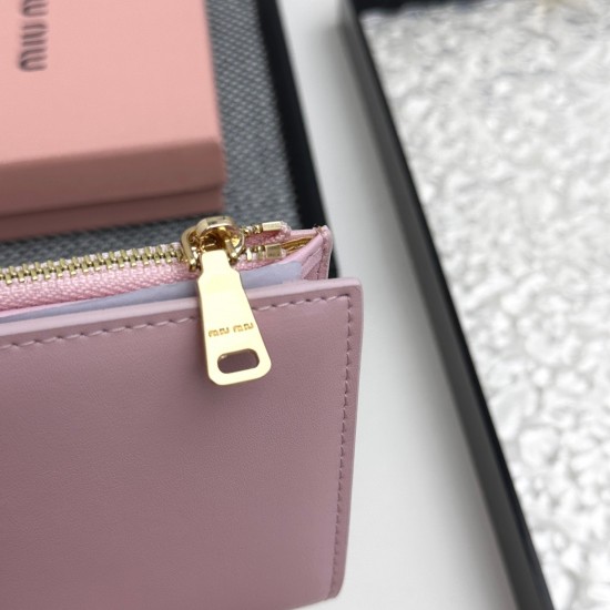 160 No. 511 brand miu miu color black pink blue red brown size 10852 description miumiu counter the latest models hot debut using the first layer of lambskin exquisite workmanship baking process comparable to the counter multi-functional wallet inside the